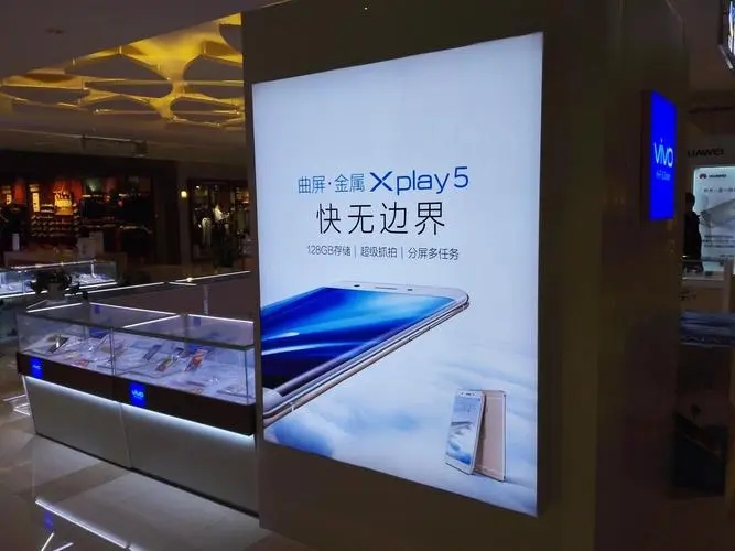 成都廣告公司拉布燈箱的亮度與哪些方麵有關？